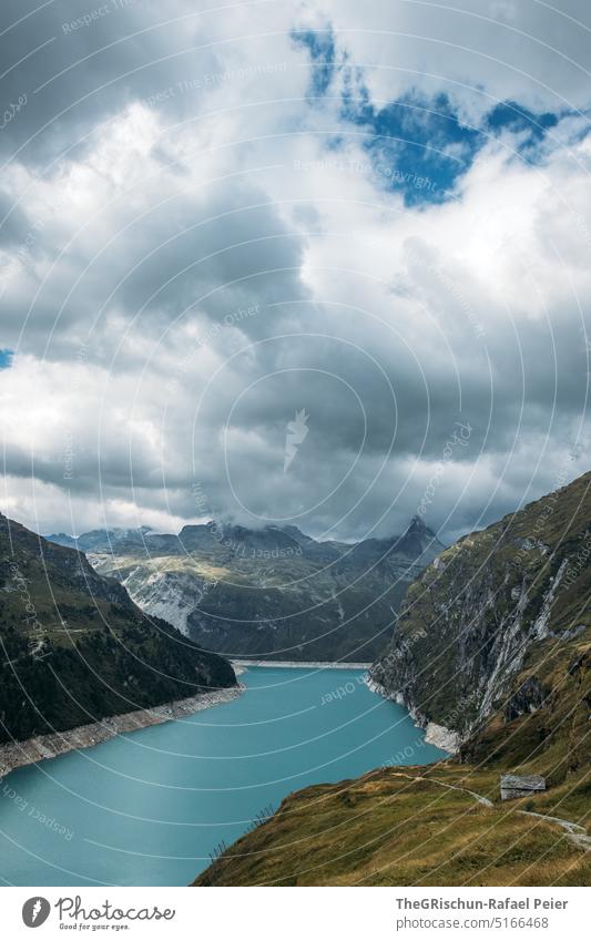 Stausee vor Bergkulisse und Wolken Bergpanorama Vals Wasser Berge u. Gebirge zervreilasee Haus Wege & Pfade wandern Alpen Natur Landschaft Himmel See