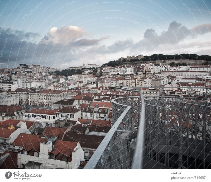 Balkon über Lissabon Hauptstadt Stadtzentrum Dach blau rot weiß Farbfoto Außenaufnahme Menschenleer Dämmerung Panorama (Aussicht)