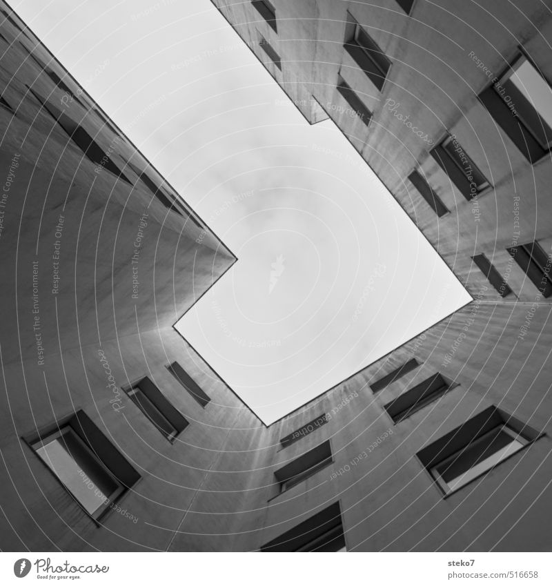 Hofblick Stadt Haus Hochhaus Mauer Wand Fassade Fenster dunkel hoch kalt trist Hinterhof Schwarzweißfoto Außenaufnahme Menschenleer Textfreiraum Mitte