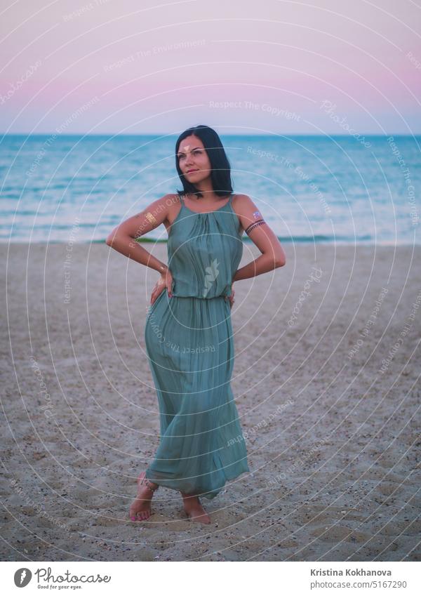 Porträt der stilvollen Frau am Strand. Flash-Tattoos auf den Händen.böhmischen Stil, Zigeuner Model Schönheit Mädchen Behaarung blitzen Sommer Schmuck schön