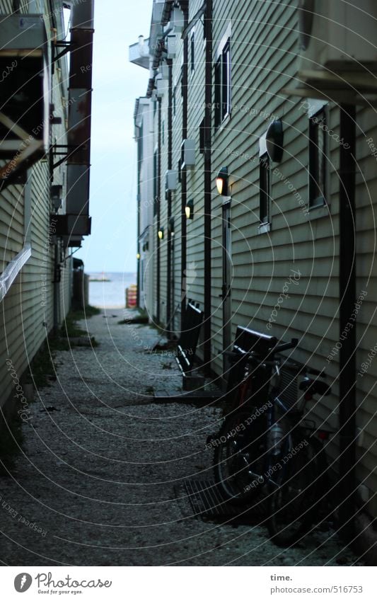 Weg zum Strand Himmel Horizont Küste Dorf Stadtzentrum Haus Architektur Mauer Wand Fassade Fenster Tür Holzwand Wege & Pfade Gasse Fahrrad hoch nah Einsamkeit