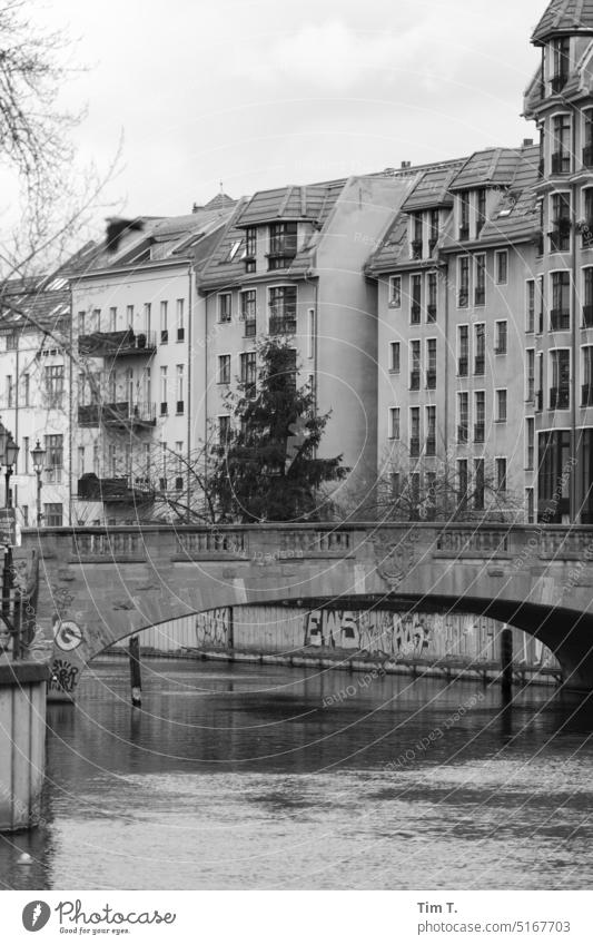 Berlin Mitte Brücke s/w Spreekanal Außenaufnahme Architektur Hauptstadt Menschenleer Stadtzentrum Bauwerk Tag Schwarzweißfoto Gebäude bnw Berlin-Mitte