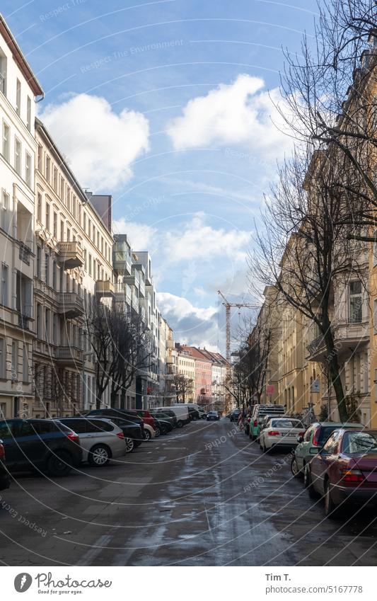 Straße mit Baukran in Berlin Mitte Winter Farbfoto Außenaufnahme Stadt Hauptstadt Stadtzentrum Tag Berlin-Mitte Architektur Deutschland Bauwerk Menschenleer