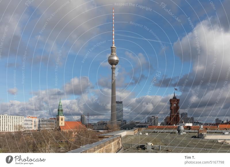 Skyline Berlin Fernsehturm Rathaus Himmel Wolken Berliner Fernsehturm Hauptstadt Berlin-Mitte Stadtzentrum Wahrzeichen Rotes Rathaus Architektur Alexanderplatz