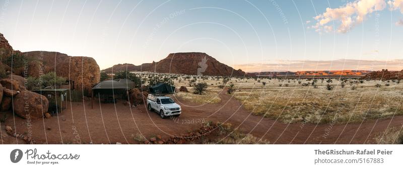 Glamping in Namibia vor Hügel und Wolken Autofahren Camper glamping dessert camp Steppe Landschaft Außenaufnahme Wüste Natur Menschenleer Umwelt Ferne