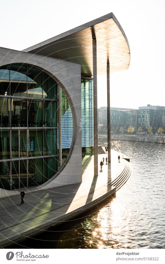 Spreebogen am Elisabeth-Lüders-Haus an einem sonnigen Morgen VI Berlin Mitte Muster abstrakt Urbanisierung Coolness Hauptstadt Textfreiraum rechts