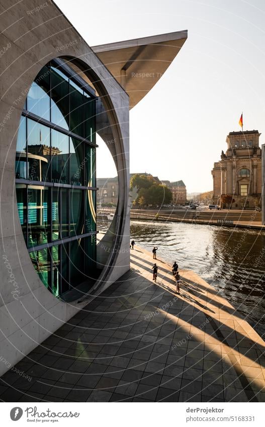 Spreebogen am Elisabeth-Lüders-Haus an einem sonnigen Morgen III Berlin Mitte Muster abstrakt Urbanisierung Coolness Hauptstadt Textfreiraum rechts