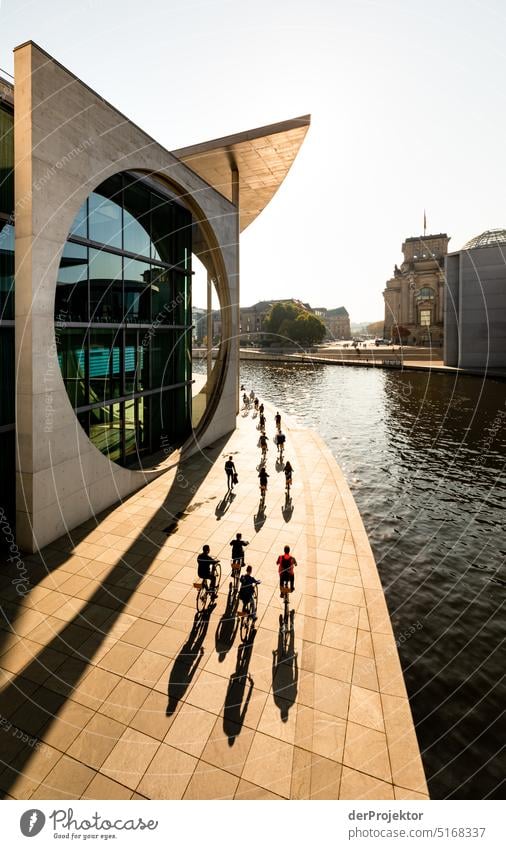 Spreebogen am Elisabeth-Lüders-Haus an einem sonnigen Morgen Berlin Mitte Muster abstrakt Urbanisierung Coolness Hauptstadt Textfreiraum rechts