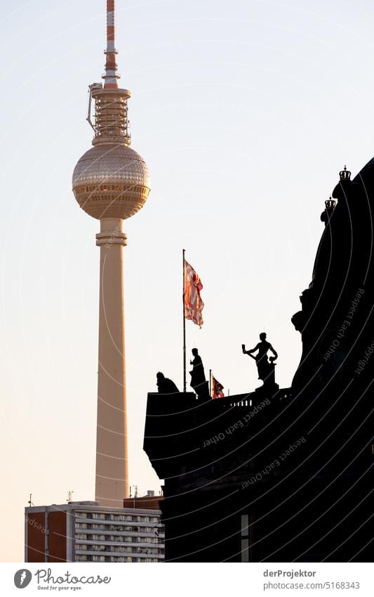 Blick auf Berliner Fernsehturm an einem Wintermorgen mit Sonnenaufgang XXII Berlin Mitte Muster abstrakt Urbanisierung Coolness Hauptstadt Textfreiraum rechts