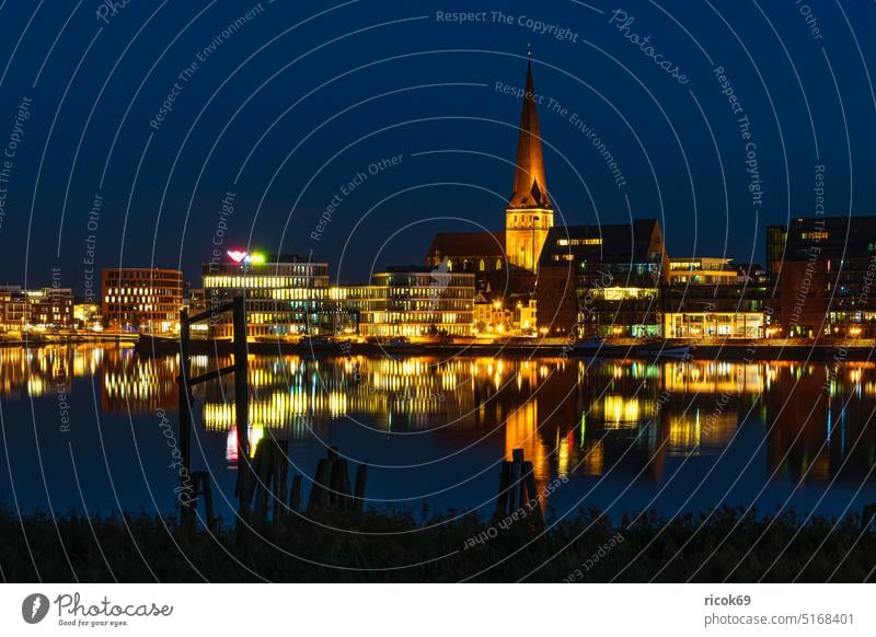 Blick über die Warnow auf die Hansestadt Rostock am Abend Fluss Stadthafen Mecklenburg-Vorpommern Kirche Petrikirche Architektur Häuser Gebäude Wahrzeichen