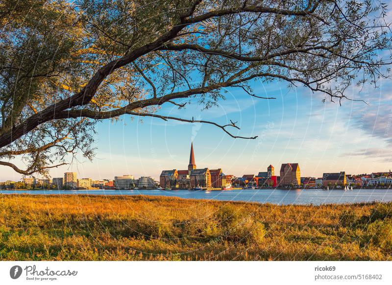 Blick über die Warnow auf die Hansestadt Rostock am Abend Fluss Stadthafen Mecklenburg-Vorpommern Kirche Petrikirche Nikolaikirche Architektur Häuser Gebäude