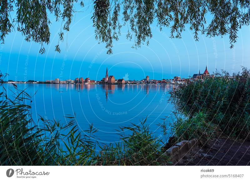 Blick über die Warnow auf die Hansestadt Rostock am Abend Fluss Stadthafen Mecklenburg-Vorpommern Kirche Petrikirche Nikolaikirche Marienkirche Architektur