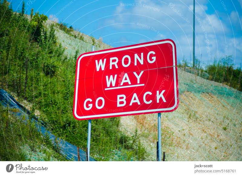 WRONG WAY GO BACK Verkehrsschild Verkehrswege Wege & Pfade falsch Aufforderung zurück Australien Englisch Wort rot Wandel & Veränderung Neubau Pacific Highway