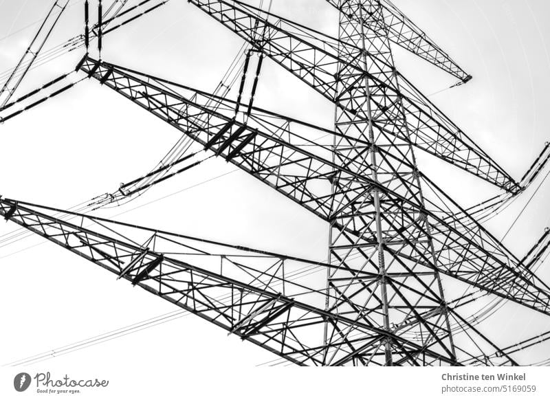 farbreduziert | Strommast in schwarzweiß hochspannung energiegewinnung Hochspannungsleitung strom stromleitung schwarz-weiss Energiewende Energie sparen