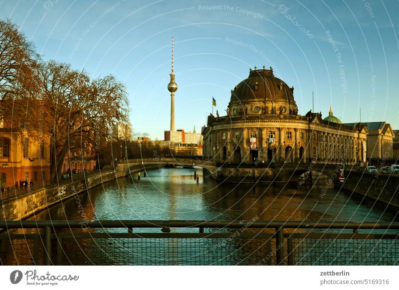 Bodemuseum und Fernsehturm architektur berlin bodemuseum city deutschland dämmerung fassade fenster fernsehturm gebäude hauptstadt haus himmel innenstadt kiez