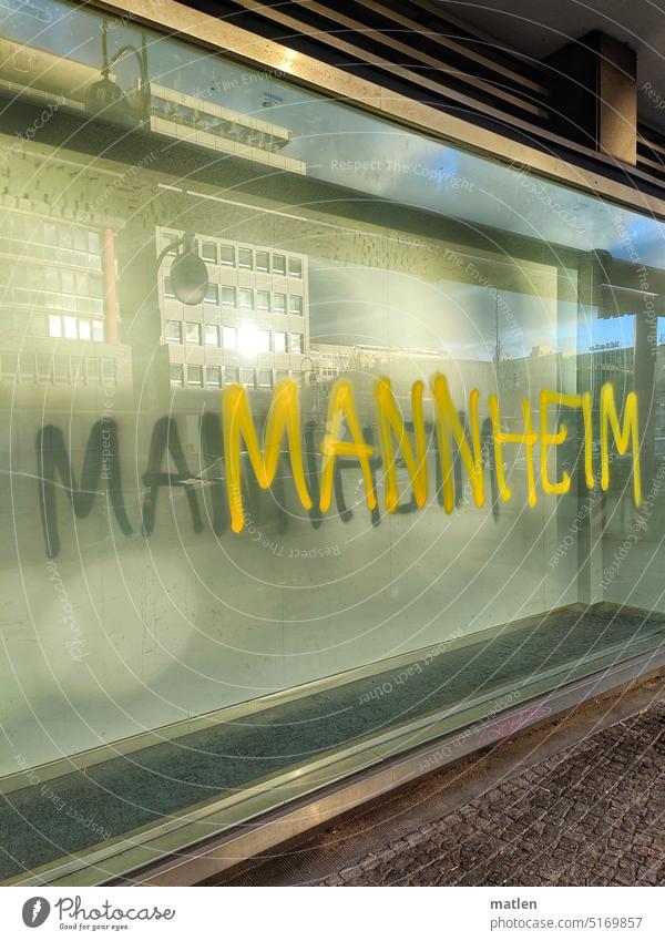 Dunkler Schatten Mannheims Graffiti Scheibe Licht Stadt Außenaufnahme Bauwerk Menschenleer Spiegelung Reflexion & Spiegelung Kontrast Glas