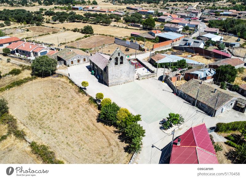 Kleine Stadt in Kastilien. Blick aus der Luft auf die Kirche und den Platz Antenne Luft-Stadt Luftaufnahme Air antik Architektur Gebäude Zentrum Landschaft