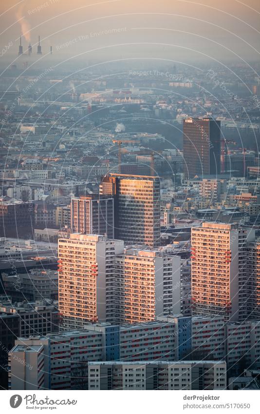 Blick auf Berlin an einem Wintermorgen mit Sonnenaufgang VI Berlin Mitte Muster abstrakt Urbanisierung Coolness Hauptstadt Textfreiraum rechts