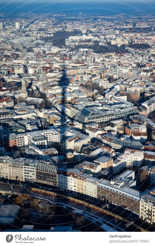 Blick auf Berlin an einem Wintermorgen mit Sonnenaufgang X Berlin Mitte Muster abstrakt Urbanisierung Coolness Hauptstadt Textfreiraum rechts Textfreiraum links