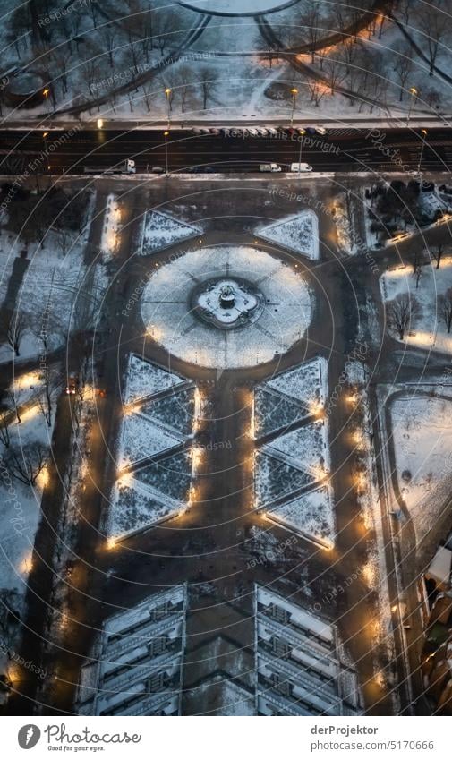 Blick auf den Neptunbrunnen an einem Wintermorgen Berlin Mitte Muster abstrakt Urbanisierung Coolness Hauptstadt Textfreiraum rechts Textfreiraum links