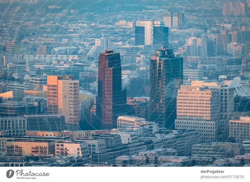 Blick auf Berlin an einem Wintermorgen mit Sonnenaufgang XII Berlin Mitte Muster abstrakt Urbanisierung Coolness Hauptstadt Textfreiraum rechts