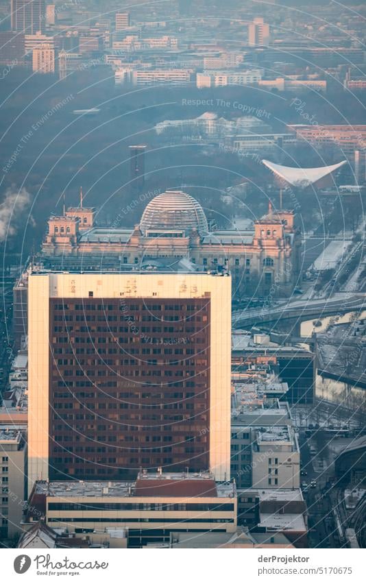 Blick auf Berlin an einem Wintermorgen mit Sonnenaufgang XVII Berlin Mitte Muster abstrakt Urbanisierung Coolness Hauptstadt Textfreiraum rechts