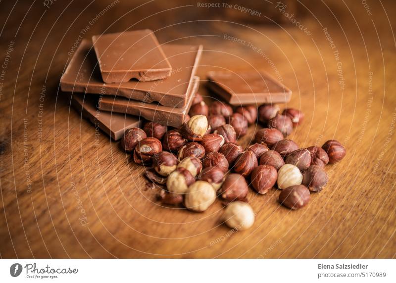 Haselnüsse und Schokolade Haselnuss Lebensmittel Ernährung Nut Nahaufnahme Vegetarische Ernährung haselnussbraun schokobraun Schokoladenkuchen schokocookies