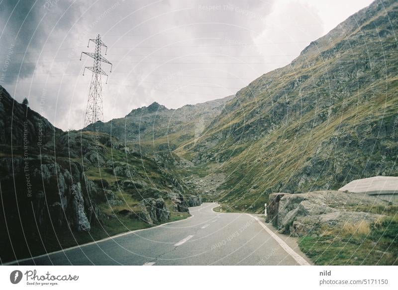 Gran San Bernadino, Passstraße passstraße Italien Schweiz Straße Berge u. Gebirge Alpen Landschaft fahren kurvenreich Kurve Hochgebirge Wege & Pfade Tourismus