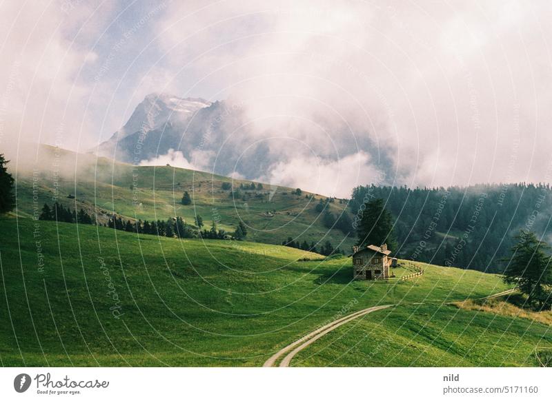 Hochgebirgslandschaft im Aostatal Gebirge Landschaft Hochgebirge Alpen Berge u. Gebirge alpin Gipfel Schneebedeckte Gipfel Schönes Wetter Natur Außenaufnahme