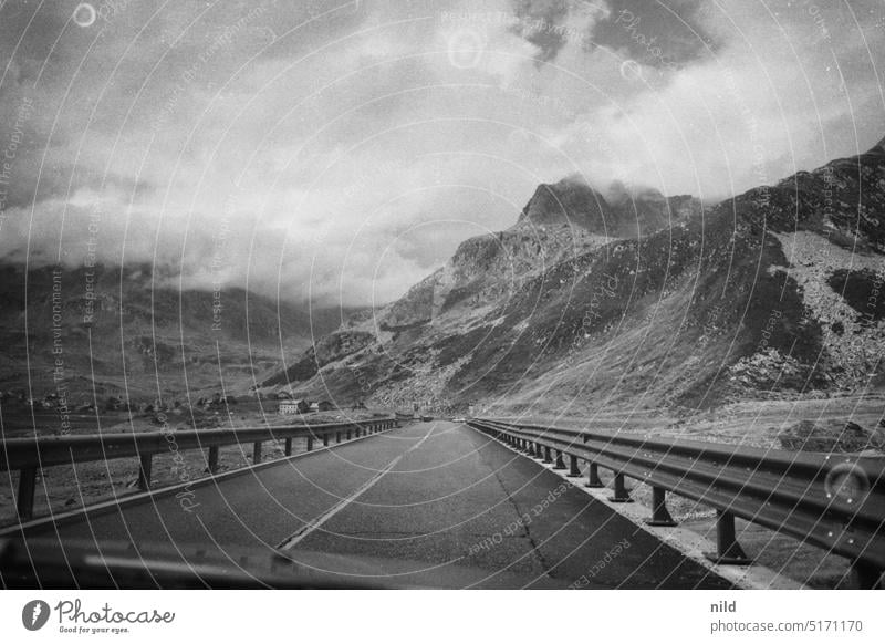 Dramatische Wetterstimmung am Splügenpass Pass passstraße Berge u. Gebirge Landschaft Straße Ferien & Urlaub & Reisen Alpen Tourismus Natur Gipfel bedrohlich