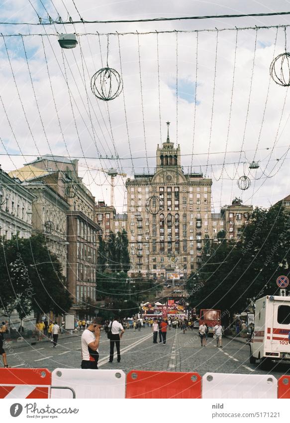 Kiew – Wohnhaus Chreschtschatyk 25 Ukraine kyiv Gebäude Architektur Großstadt Fußgängerzone Innenstadt Analogfoto Kodak