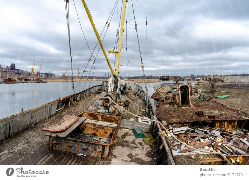 altes Schiff in der Ukraine auf Grund gelaufen Berdjansk Kherson mariupol Odessa Verlassen verirrt Strand groß Boot Ladung Katastrophe Küste Konflikt Krise