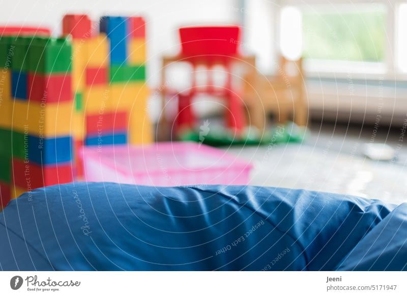 Buntes Kinderspielzimmer Zimmer Raum hell Kinderzimmer Kindergarten Entwicklung Wahrnehmung Spielzeug farbenfroh Vorschule Bildung Kindheit Schule sehen fühlen