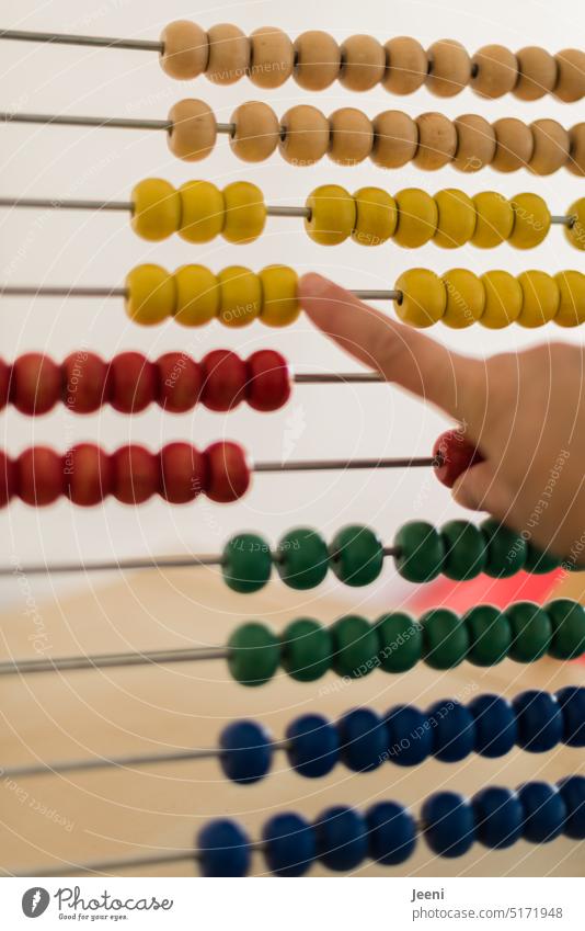 Rechnen lernen ganz analog Rechenschieber rechnen Mathematik Ziffern & Zahlen Perlen bunt visuell zählen Bildung Schule Kindheit Hand Finger altmodisch