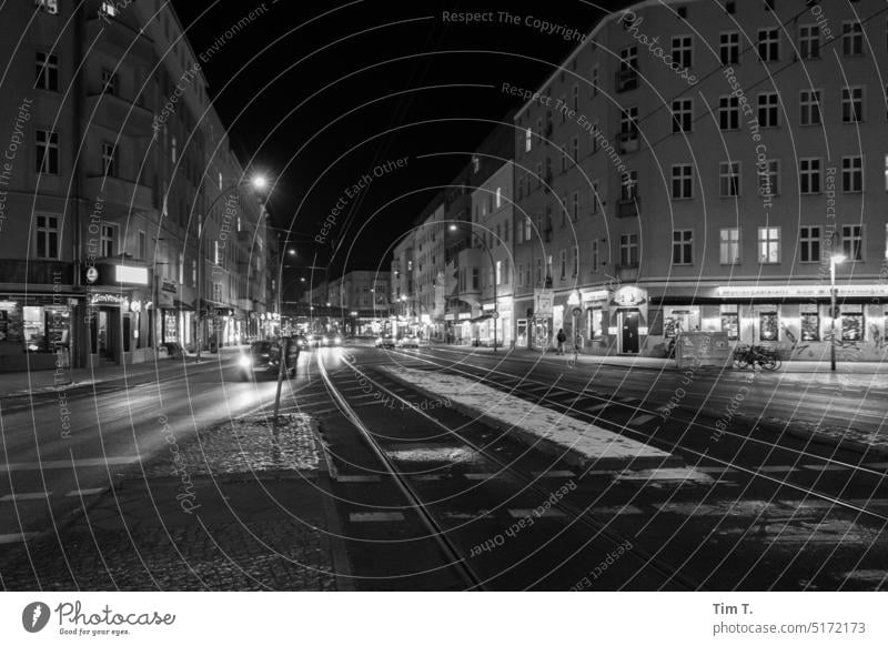 Abends in Prenzlauer Berg s/w Berlin Nacht s/w fotografie Stadtzentrum Hauptstadt Schwarzweißfoto Außenaufnahme Menschenleer Altstadt bnw Architektur Gleise