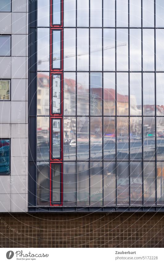 Straßenbrücke und großstädtische Hausfassaden der Gründerzeit spiegeln sich in der Fensterfront eines modernen Bürogebäudes Fassade Glas Glasfassade Spiegelung