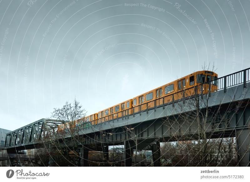 U-Bahn am Gleisdreieck architektur berlin city deutschland froschperspektive hauptstadt herbst himmel innenstadt kiez leben mitte regen skyline stadtbezirk