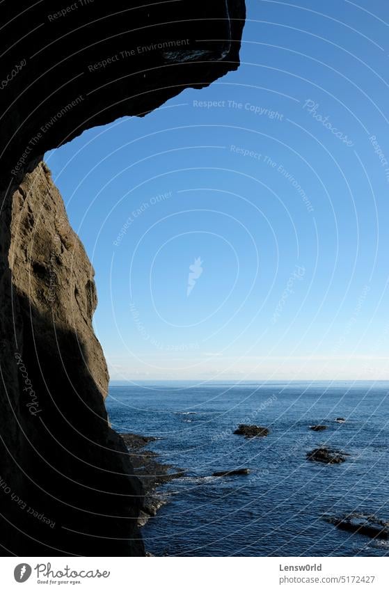 Entlang der wunderschönen Küste von Enoshima, Japan Bucht blau Höhle Klippe Klippen Küstenlinie enoshima Landschaft Meer Felsen malerisch MEER Meereslandschaft