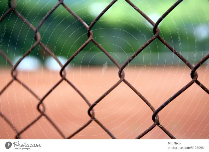 Zaungast Spielfeld Freizeit & Hobby tribünenplätze zaungast zuschauerplätze Sportstätten Ballsport Barriere Sicherheit Schutz Maschendrahtzaun Tennisplatz