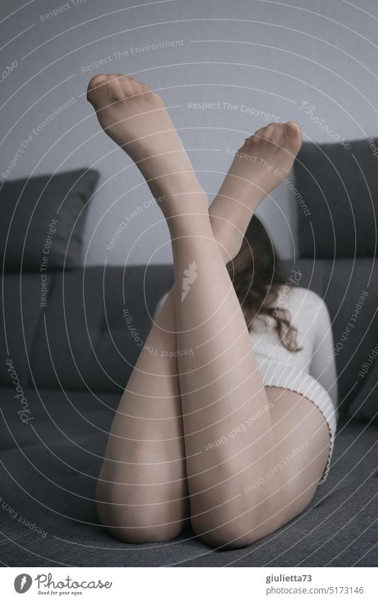 Sonntagnachmittag, junge Frau liegt entspannt auf der Couch, sexy Frauenbeine, Füße in Nylons Feinstrümpfe Frauenfüße Beine Fuß feminin Erholung