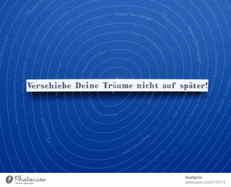 Verschiebe Deine Träume nicht auf später! träumen Gefühle Erwartung Ziel Vision Lebensinhalt Tatkraft Farbfoto Menschenleer Schriftzeichen Hintergrund neutral