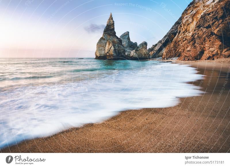 Portugal Ursa Strand. Sea Stacks, weißen Ozean Welle von Sonnenuntergang Licht beleuchtet Urlaub reisen ursa Küste golden Landschaft atlantisch Küstenlinie