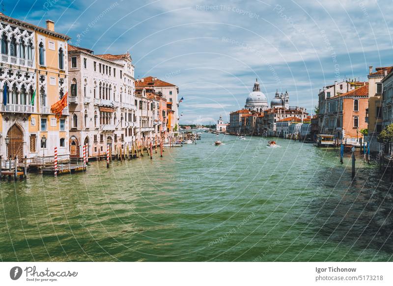 Venedig, Italien. Schöne Aussicht auf den Canal Grande und die Basilika Santa Maria della Salute an einem sonnigen Frühlingstag Kanal herrschaftlich Ansicht