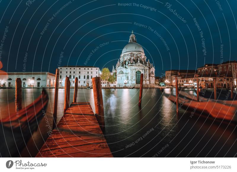 Canal Grande und Basilica di Santa Maria della Salute in der Abenddämmerung beleuchtet. Venedig, Italien Kanal Basilika Weihnachtsmann salutieren Architektur