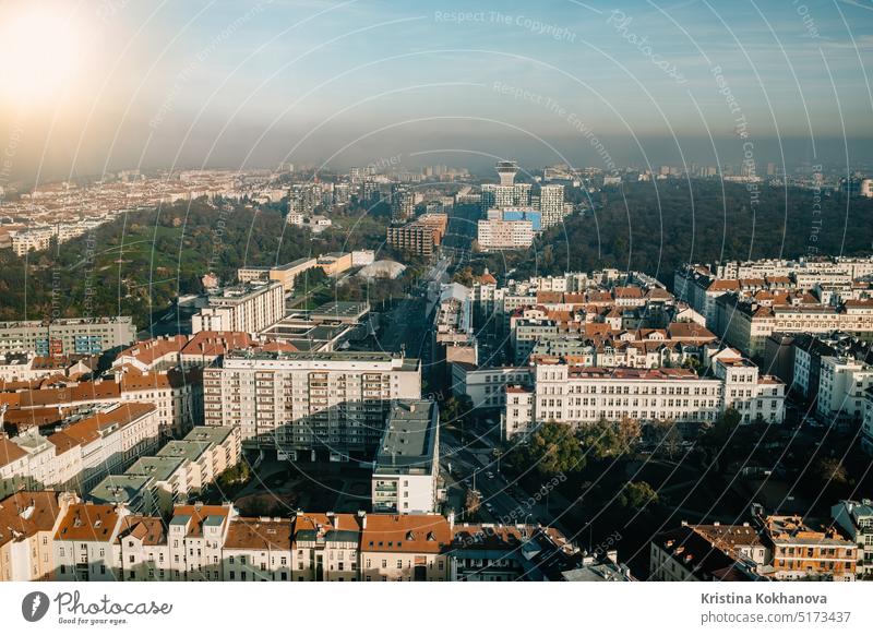 Panorama der Stadt Prag aus der Höhe. Ansicht Aussichtsplattform im Fernsehturm Zizkov Architektur Großstadt Stadtbild Europa Wahrzeichen mittelalterlich praha