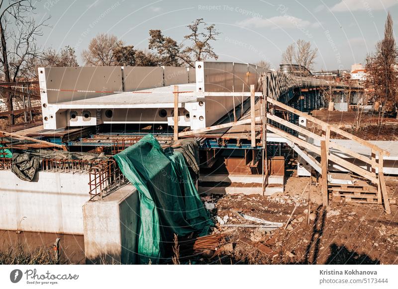 Bau einer Brücke in einer europäischen Großstadt Konstruktion modern Himmel Transport Architektur Beton Maschinenbau im Freien Struktur Verkehr Autobahn Straße