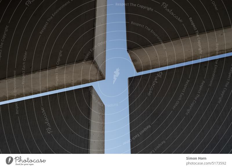 Betonplatten vor blauem Himmel Gegensatz Leichtigkeit schwebend Kreuz Spalt Schwerelosigkeit Bauwerk Durchblick Spaltung verborgen Formen Geometrie Linien