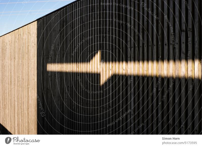 Holzverschalung mit Schattenwurf Holzwand Sonnenlicht Licht Schattenspiel Kontrast Strukturen & Formen Baustoff Holzfassade Fassade Muster Eingang Sonnenseite