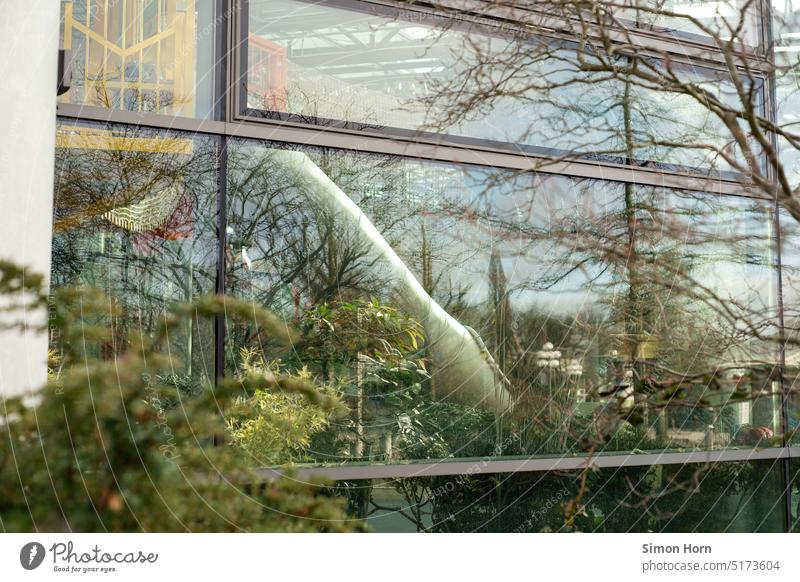 Rutsche hinter Glasscheibe Freizeit & Hobby Freizeitbeschäftigung Spielplatz spielen grün Pflanzen rutschen Spiegelung Reflexion & Spiegelung Ausflug Eintritt