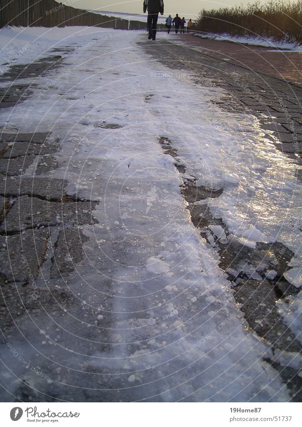 Langer Weg glänzend durchsichtig kalt Winter Ferne Einsamkeit Trauer Hoffnung Außenaufnahme Verzweiflung Eis Himmel Abend Wege & Pfade Stein Traurigkeit Ende